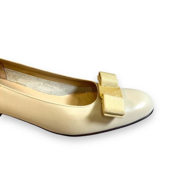 SALVATORE FERRAGAMO Beige Flats with Signed Gold Tone Logo Bows SZ 7.5 AAAA - Picture 7 of 15